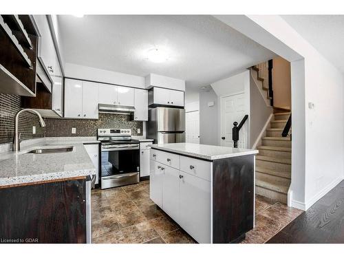 35 Clough Cres Crescent, Guelph, ON - Indoor Photo Showing Kitchen With Upgraded Kitchen