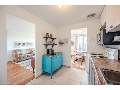 608-279 Chandler Drive, Kitchener, ON - Indoor Photo Showing Kitchen