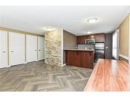 608-279 Chandler Drive, Kitchener, ON - Indoor Photo Showing Kitchen