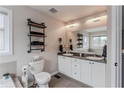 124 Courtney Street, Fergus, ON - Indoor Photo Showing Bathroom