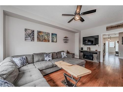 124 Courtney Street, Fergus, ON - Indoor Photo Showing Living Room