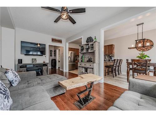 124 Courtney Street, Fergus, ON - Indoor Photo Showing Living Room