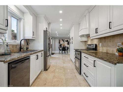 6225 Millers Grove, Mississauga, ON - Indoor Photo Showing Kitchen With Double Sink With Upgraded Kitchen