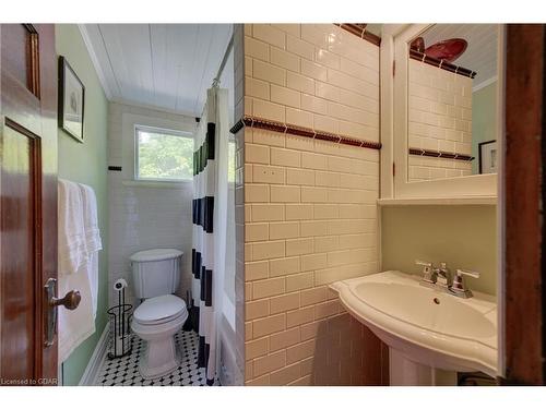 513 St Andrew Street W, Fergus, ON - Indoor Photo Showing Bathroom