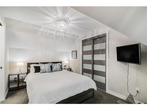 20 Wildan Drive, Hamilton, ON - Indoor Photo Showing Bedroom