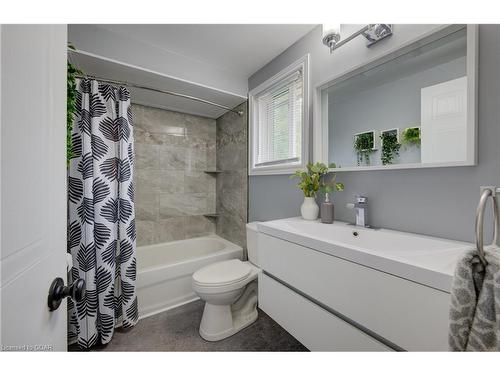 440 Flannery Drive, Fergus, ON - Indoor Photo Showing Bathroom