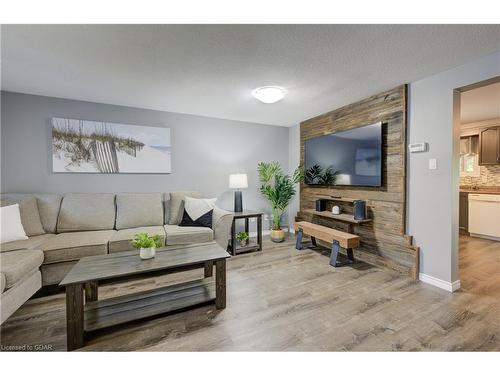 440 Flannery Drive, Fergus, ON - Indoor Photo Showing Living Room