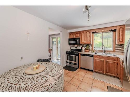 112 Freshmeadow Way, Guelph, ON - Indoor Photo Showing Kitchen With Double Sink