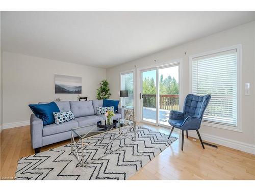 19 Silversmith Court, Guelph, ON - Indoor Photo Showing Living Room