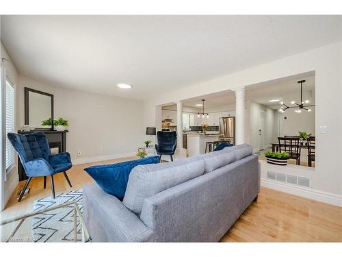 19 Silversmith Court, Guelph, ON - Indoor Photo Showing Living Room