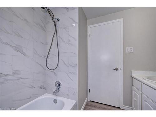 160 Arrowhead Crescent, Kitchener, ON - Indoor Photo Showing Bathroom