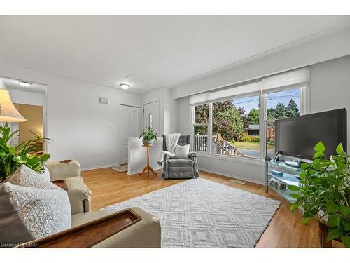 66 June Avenue, Guelph, ON - Indoor Photo Showing Living Room