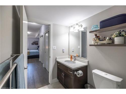 17-32 Arkell Road, Guelph, ON - Indoor Photo Showing Bathroom