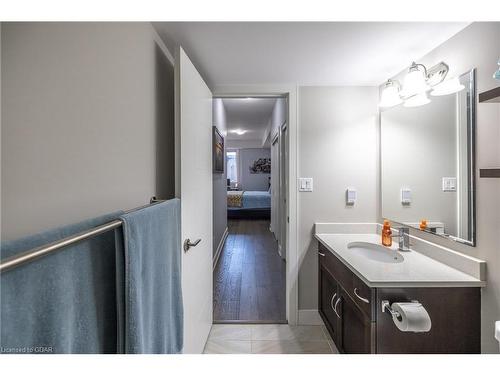 17-32 Arkell Road, Guelph, ON - Indoor Photo Showing Bathroom