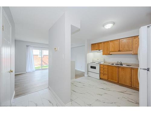 42-920 Edinburgh Road S, Guelph, ON - Indoor Photo Showing Kitchen With Double Sink