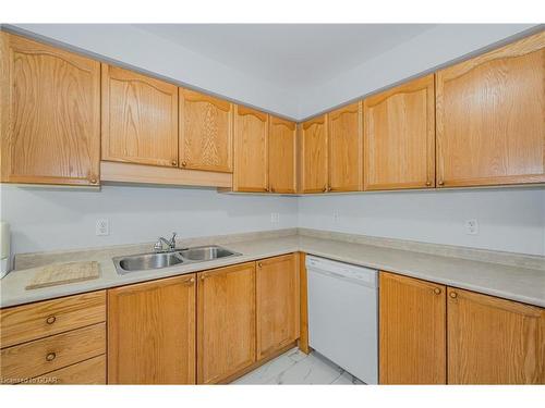 42-920 Edinburgh Road S, Guelph, ON - Indoor Photo Showing Kitchen With Double Sink