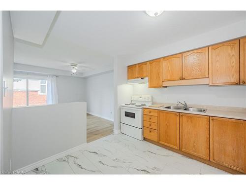 42-920 Edinburgh Road S, Guelph, ON - Indoor Photo Showing Kitchen With Double Sink