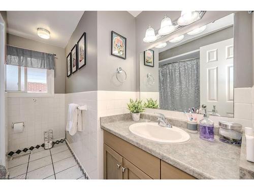 95 Balmoral Drive, Guelph, ON - Indoor Photo Showing Bathroom