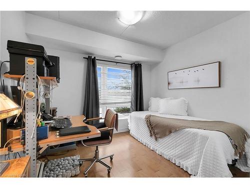 110-645 St David Street S, Fergus, ON - Indoor Photo Showing Bedroom