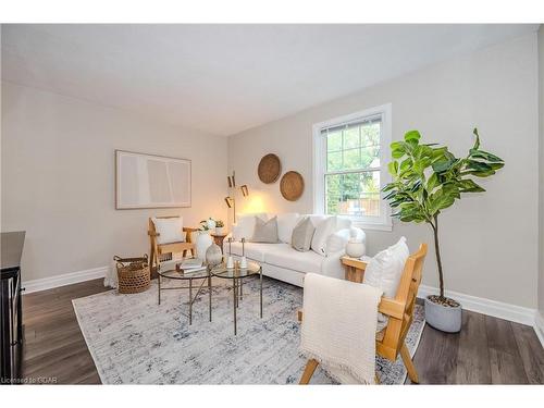 28 Winston Crescent, Guelph, ON - Indoor Photo Showing Living Room