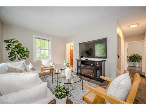 28 Winston Crescent, Guelph, ON - Indoor Photo Showing Living Room