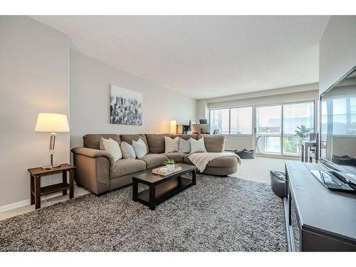 505-45 Westmount Road N, Waterloo, ON - Indoor Photo Showing Living Room