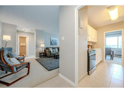 505-45 Westmount Road N, Waterloo, ON - Indoor Photo Showing Kitchen