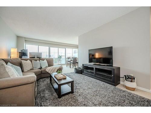 505-45 Westmount Road N, Waterloo, ON - Indoor Photo Showing Living Room