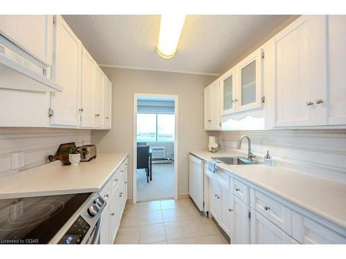 505-45 Westmount Road N, Waterloo, ON - Indoor Photo Showing Kitchen