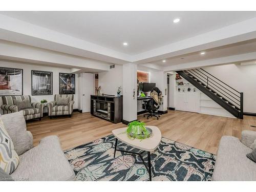 246 Park Lawn Place, Waterloo, ON - Indoor Photo Showing Living Room