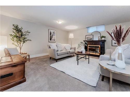 18-255 Summerfield Drive, Guelph, ON - Indoor Photo Showing Living Room