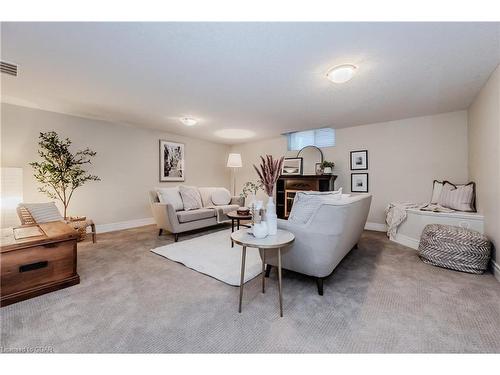 18-255 Summerfield Drive, Guelph, ON - Indoor Photo Showing Living Room