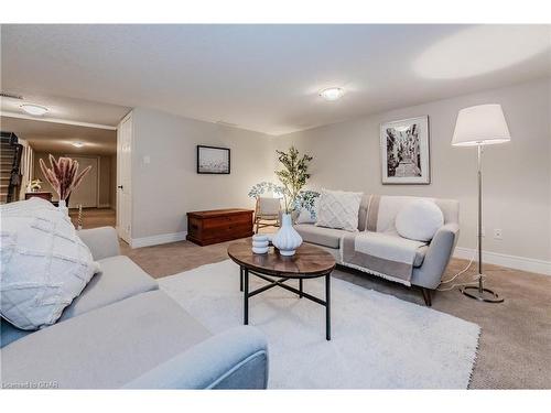 18-255 Summerfield Drive, Guelph, ON - Indoor Photo Showing Living Room