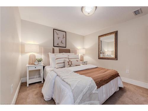 18-255 Summerfield Drive, Guelph, ON - Indoor Photo Showing Bedroom