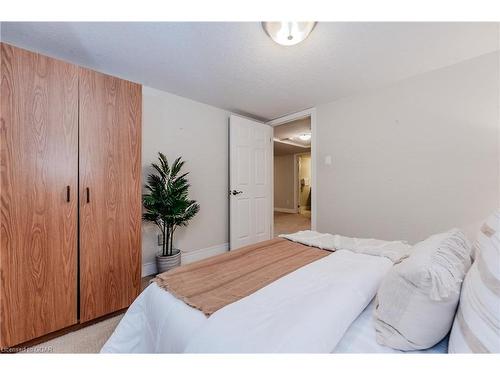 18-255 Summerfield Drive, Guelph, ON - Indoor Photo Showing Bedroom