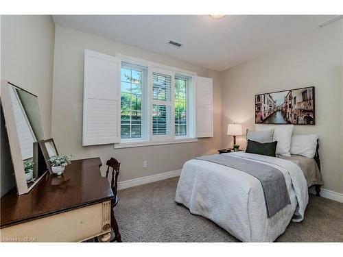 18-255 Summerfield Drive, Guelph, ON - Indoor Photo Showing Bedroom