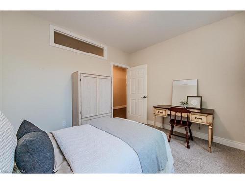 18-255 Summerfield Drive, Guelph, ON - Indoor Photo Showing Bedroom