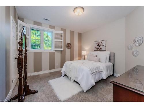 18-255 Summerfield Drive, Guelph, ON - Indoor Photo Showing Bedroom