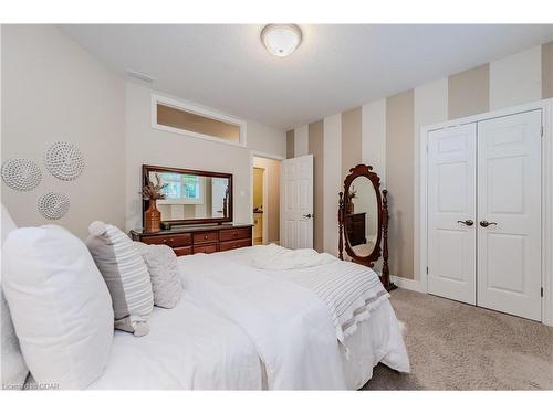 18-255 Summerfield Drive, Guelph, ON - Indoor Photo Showing Bedroom