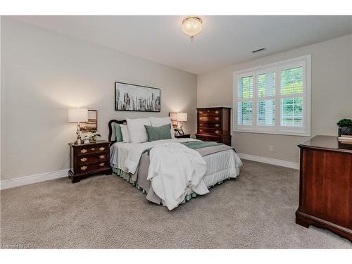 18-255 Summerfield Drive, Guelph, ON - Indoor Photo Showing Bedroom