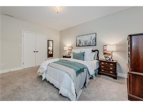 18-255 Summerfield Drive, Guelph, ON - Indoor Photo Showing Bedroom