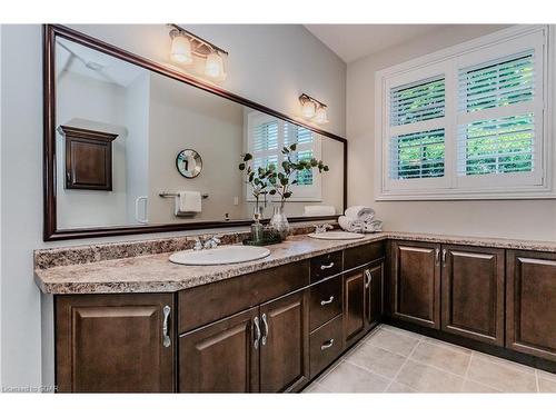 18-255 Summerfield Drive, Guelph, ON - Indoor Photo Showing Bathroom