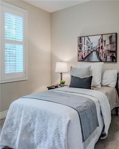 18-255 Summerfield Drive, Guelph, ON - Indoor Photo Showing Bedroom