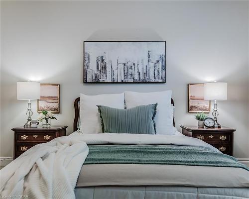 18-255 Summerfield Drive, Guelph, ON - Indoor Photo Showing Bedroom