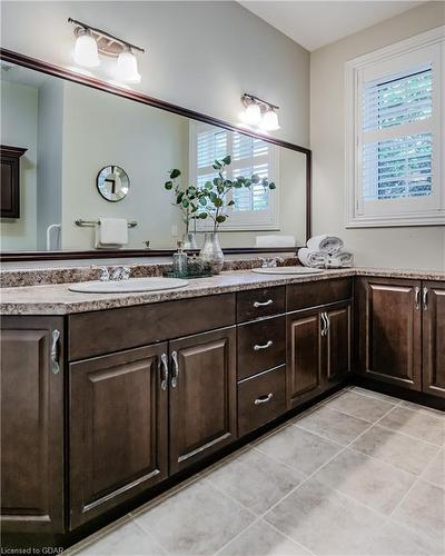 18-255 Summerfield Drive, Guelph, ON - Indoor Photo Showing Bathroom