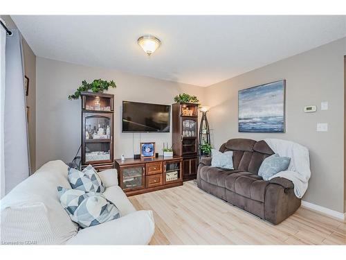 40-31 Schroder Crescent, Guelph, ON - Indoor Photo Showing Living Room