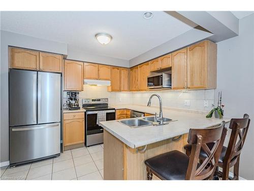 40-31 Schroder Crescent, Guelph, ON - Indoor Photo Showing Kitchen With Double Sink