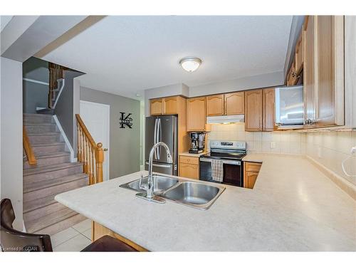 40-31 Schroder Crescent, Guelph, ON - Indoor Photo Showing Kitchen With Double Sink