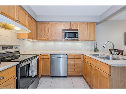 40-31 Schroder Crescent, Guelph, ON - Indoor Photo Showing Kitchen With Double Sink