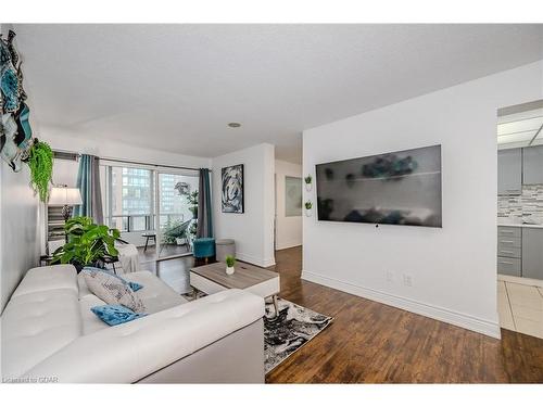 806-115 Hillcrest Avenue, Mississauga, ON - Indoor Photo Showing Living Room